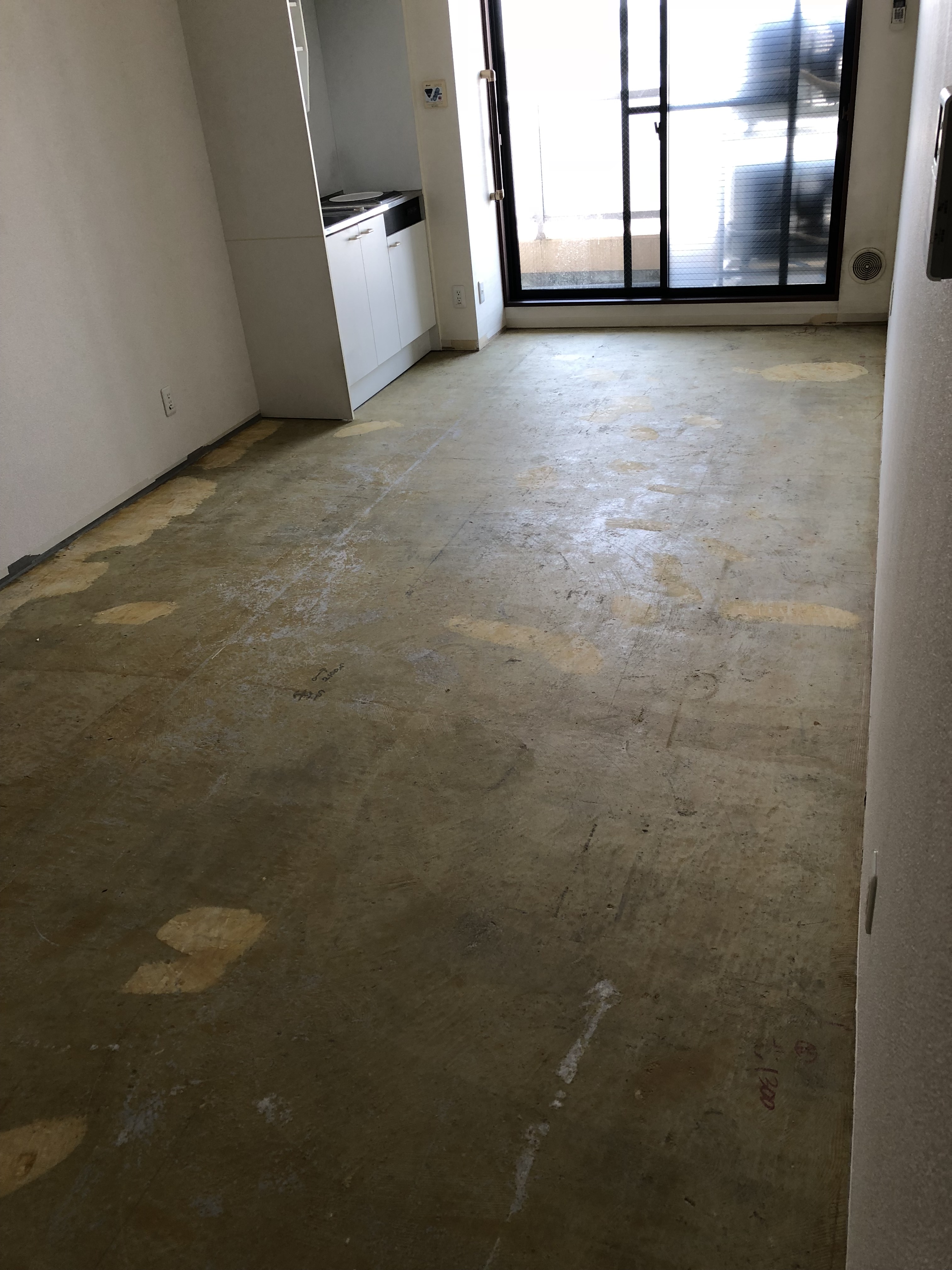 湘南台・高齢者介護住宅の壁、床の原状回復のご依頼を頂きました。